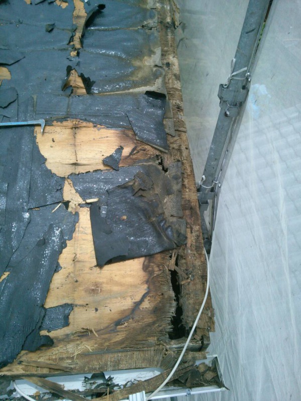大屋根のカラーベストを撤去後です。下地が劣化してます。